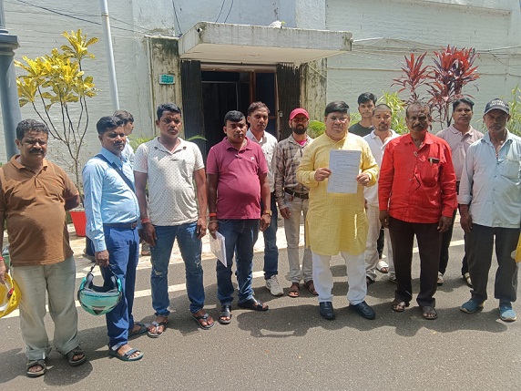 Outsourced workers of Energy Development Corporation raised the demand for minimum wages and pay parity and submitted a memorandum