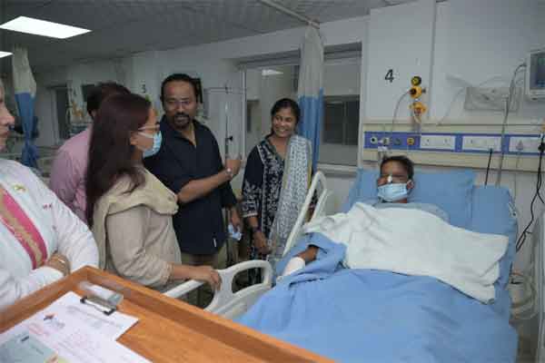 Agriculture Minister Shilpi Neha Tirkey met hockey player Vimal Lakra in the hospital