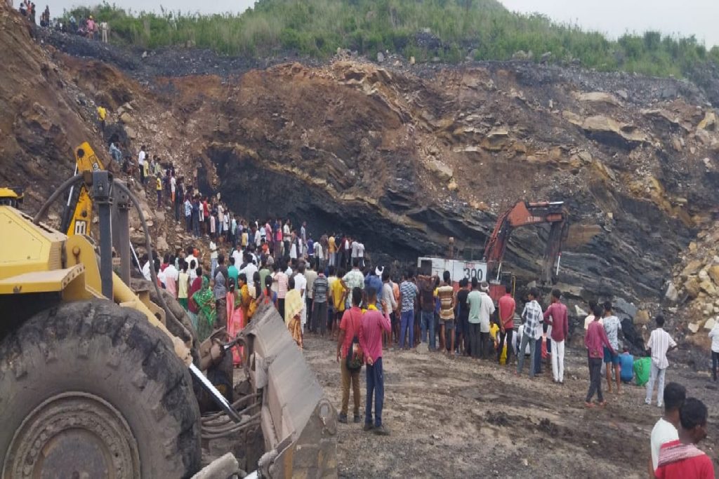 Ramgarh: Four people died due to mine collapse during illegal mining in CCL Kuju area, uproar over compensation