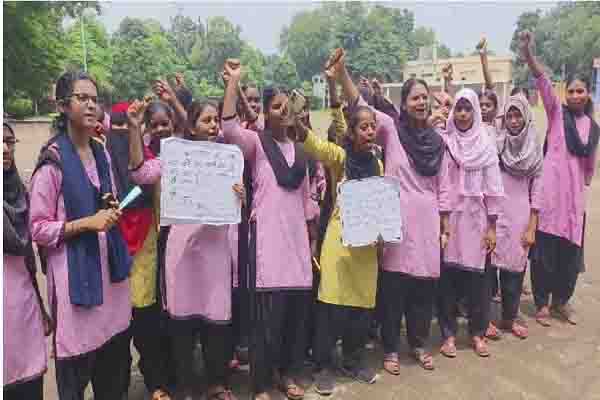 Students of RK Mahila College staged a strong protest against the discontinuation of intermediate studies in Giridih