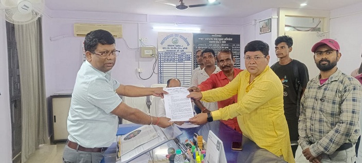 Jharkhand Urja Vikas Shramik Sangh submitted a memorandum demanding the rights of outsourced workers