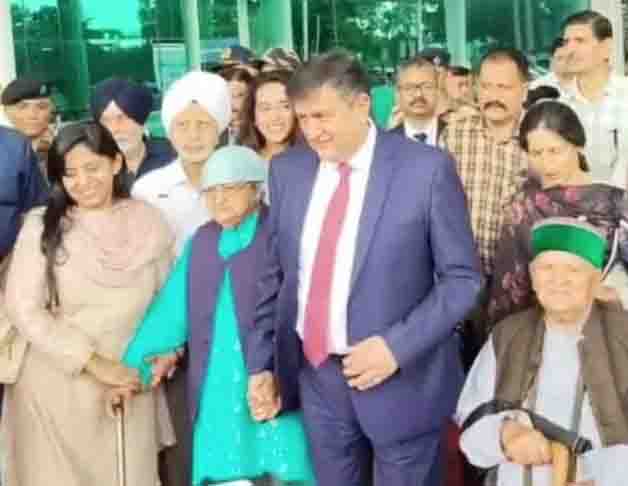 chief-justice-tarlok-singh-arrives-in-ranchi