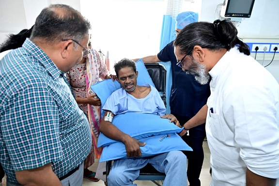/cm-hemant-soren-visits-hockey-player-vimal-lakra-hospit