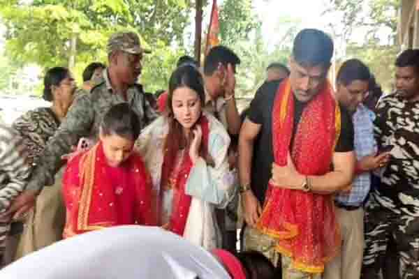 ms-dhoni-durga-temple-visit-wife-daughter-ranchi