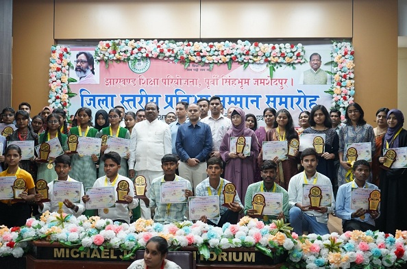 Minister Ramdas Soren felicitating the toppers at the district level Pratibha Samman ceremony