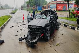 Horrible road accident in Dhanbad: Sons of two young businessmen die a painful death