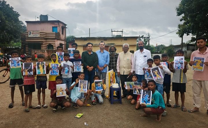 Rural children celebrated MS Dhoni's birthday with great pomp in Adivasi Nayak Mohalla